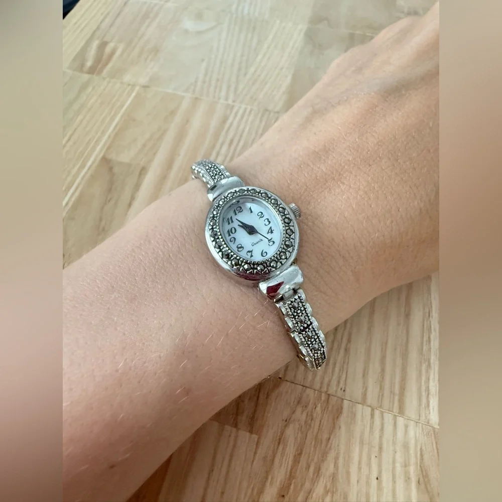 Unbranded ladies dainty silver tone watch NEW BATTERY
